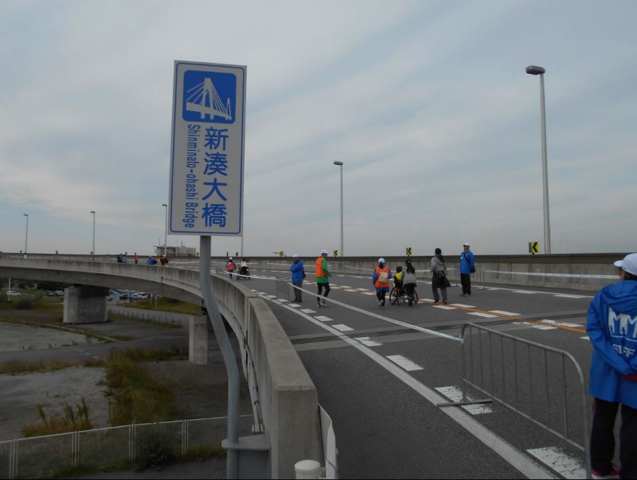 選手が新湊大橋を押してもらう!