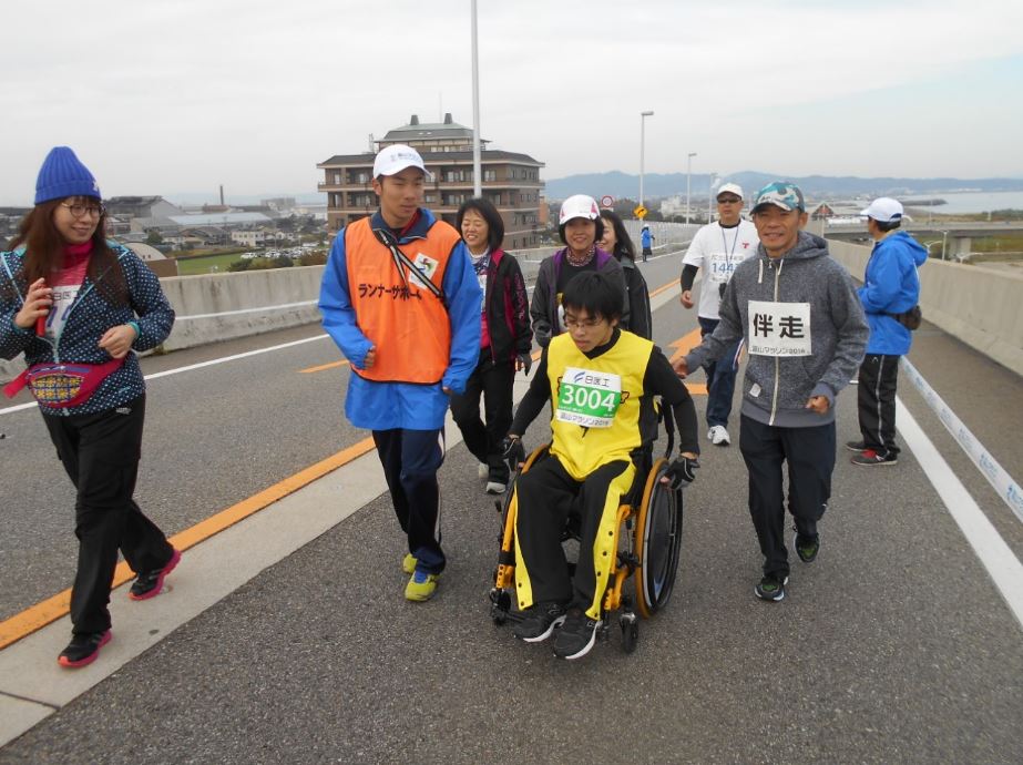 マサが新湊大橋を漕ぐ