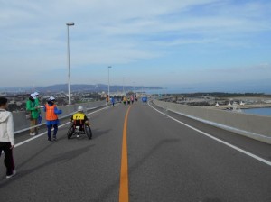新湊大橋の下り坂①