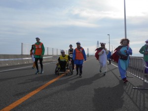 新湊大橋の下り坂④