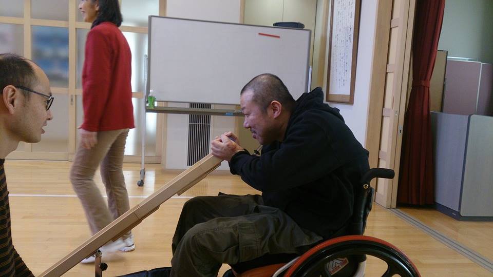 ボッチャをする