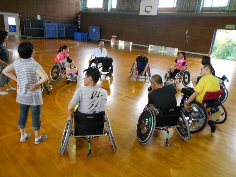 円陣組んで