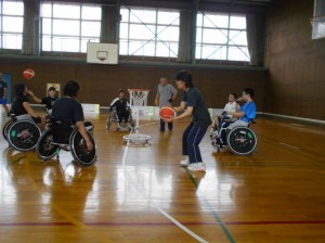 参加者が練習