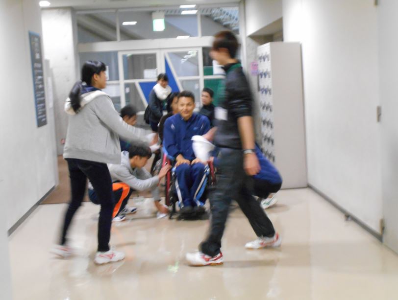 富大ボラによるタイヤ拭き